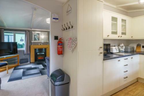 Three Trees Lodge - Hot Tub & Dog-friendly - White Cross Bay