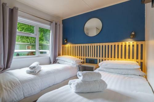 Three Trees Lodge - Hot Tub & Dog-friendly - White Cross Bay