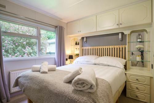 Three Trees Lodge - Hot Tub & Dog-friendly - White Cross Bay