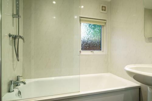 Three Trees Lodge - Hot Tub & Dog-friendly - White Cross Bay