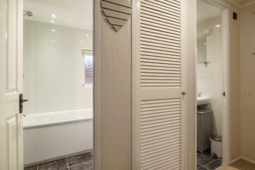 Three Trees Lodge - Hot Tub & Dog-friendly - White Cross Bay