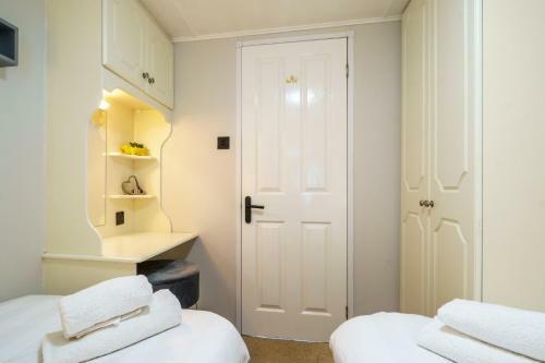 Three Trees Lodge - Hot Tub & Dog-friendly - White Cross Bay