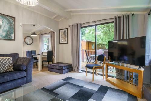 Three Trees Lodge - Hot Tub & Dog-friendly - White Cross Bay