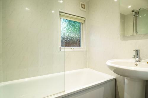 Three Trees Lodge - Hot Tub & Dog-friendly - White Cross Bay