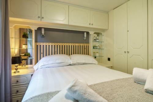 Three Trees Lodge - Hot Tub & Dog-friendly - White Cross Bay
