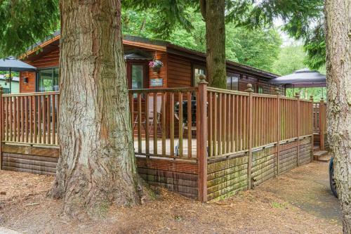 Three Trees Lodge - Hot Tub & Dog-friendly - White Cross Bay