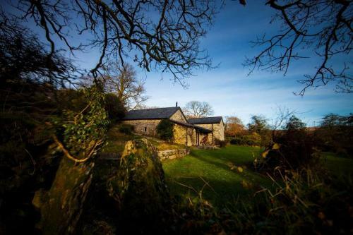 Vixen Tor Farm - Beautiful Barn With Stunning Views Across Dartmoor In Devon