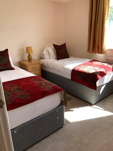 Lovely Two Bedroom Bungalow With Hot Tub