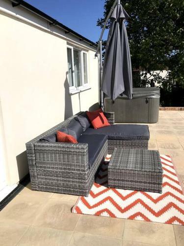 Lovely Two Bedroom Bungalow With Hot Tub