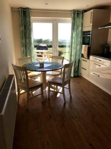 Lovely Two Bedroom Bungalow With Hot Tub