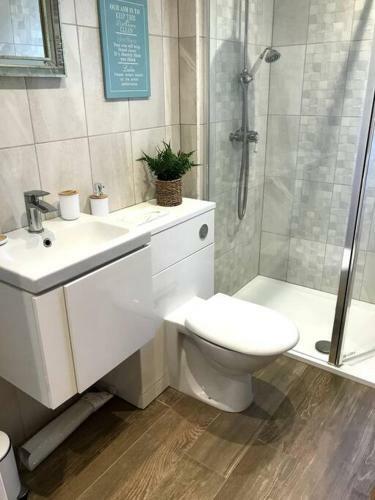 Lovely Two Bedroom Bungalow With Hot Tub
