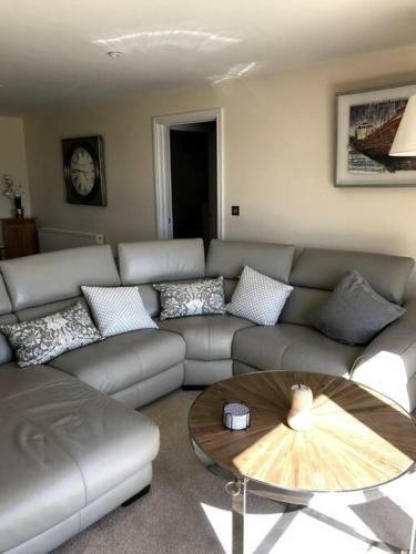 Lovely Two Bedroom Bungalow With Hot Tub