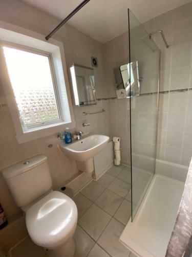 Dunfermline, 2 Bedroom Home With Free Parking