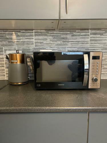 Hostal Cosy Studio Flat With Patio & Parking On Site