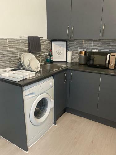 Hostal Cosy Studio Flat With Patio & Parking On Site
