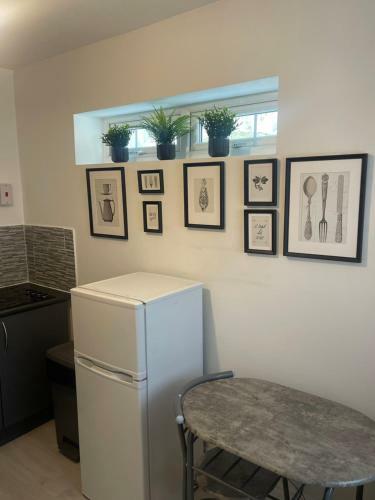 Hostal Cosy Studio Flat With Patio & Parking On Site