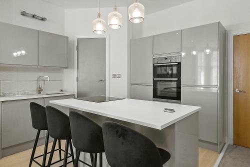 The Hamptons Apartment + Underground Spa Bathroom