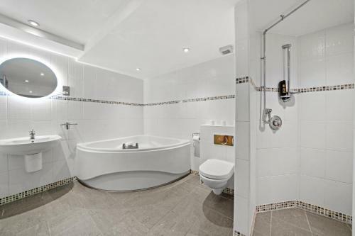 The Hamptons Apartment + Underground Spa Bathroom
