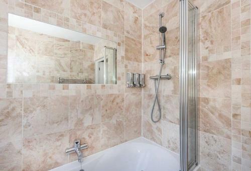 Lovely One Bed Apartment With Free Parking