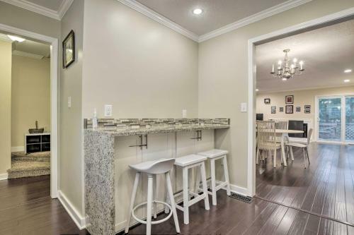Tree-lined Durham Townhome Close To Parks!