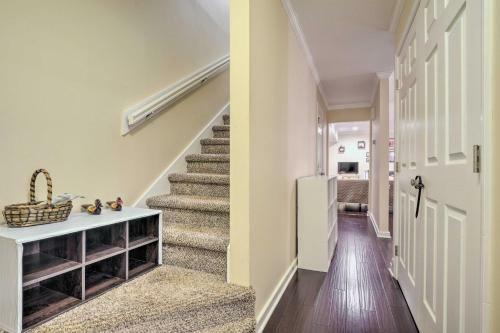Tree-lined Durham Townhome Close To Parks!