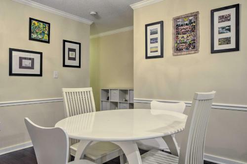 Tree-lined Durham Townhome Close To Parks!