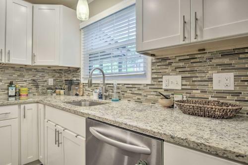 Tree-lined Durham Townhome Close To Parks!