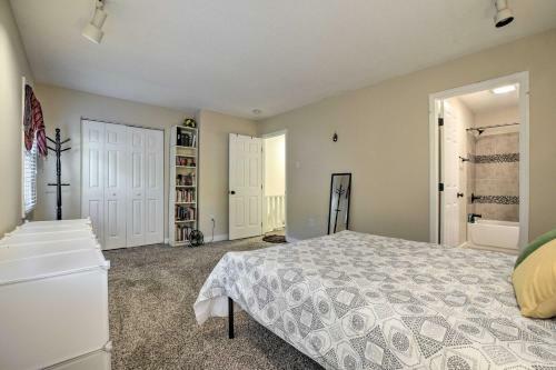 Tree-lined Durham Townhome Close To Parks!