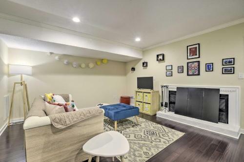 Tree-lined Durham Townhome Close To Parks!