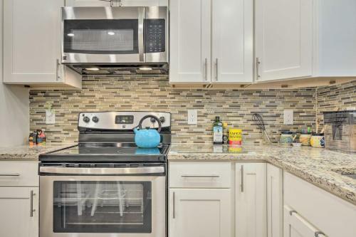 Tree-lined Durham Townhome Close To Parks!