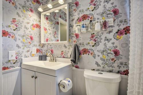 Eclectic Durham Home With Deck Less Than 2 Mi To Dtwn!