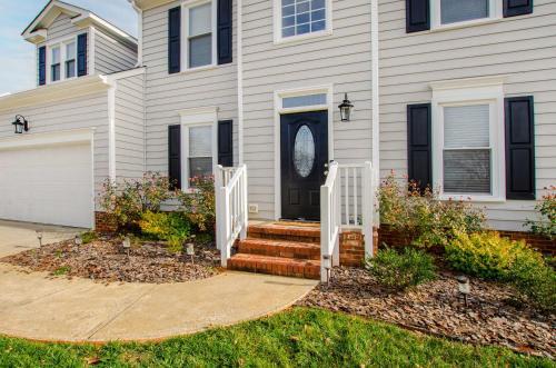 Gorgeous Graham Home With Private Heated Pool