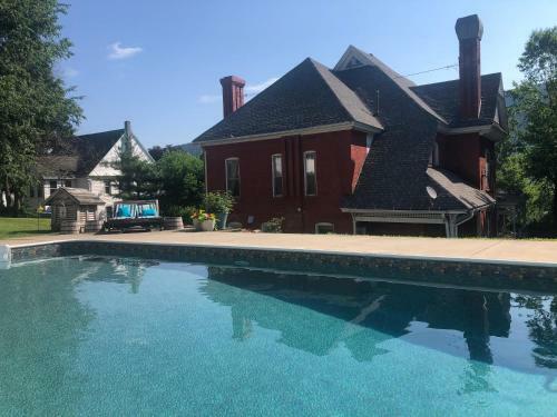 Hatch House Bed & Breakfast