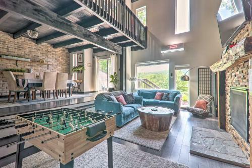 Stylish Tannersville Townhome With Fire Pit!