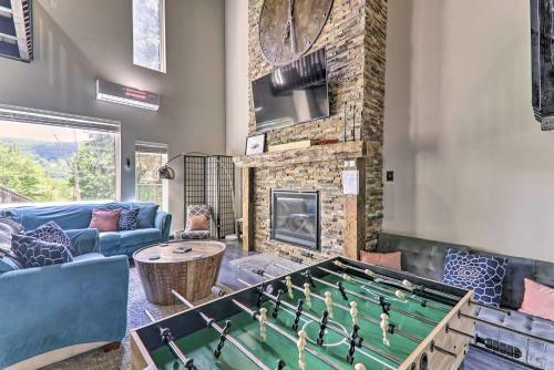 Stylish Tannersville Townhome With Fire Pit!