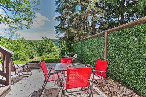 Stylish Tannersville Townhome With Fire Pit!