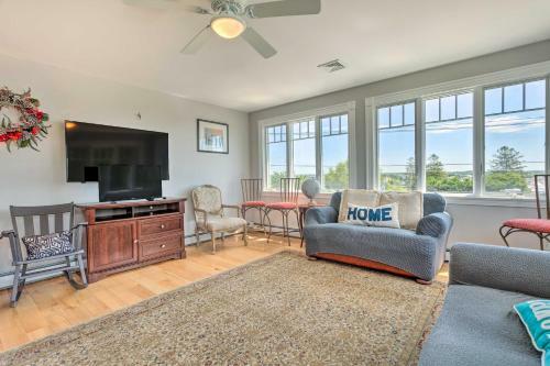 Charming Narragansett Retreat With Coastal View