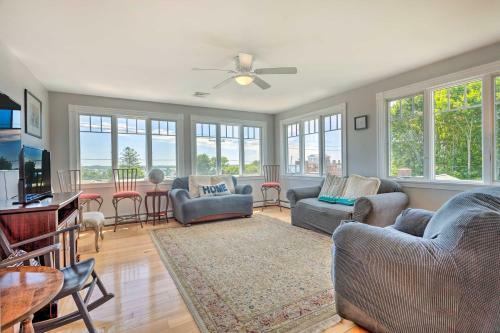 Charming Narragansett Retreat With Coastal View