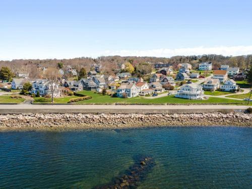 Spacious Coastal Tiverton Waterfront Getaway Cottage