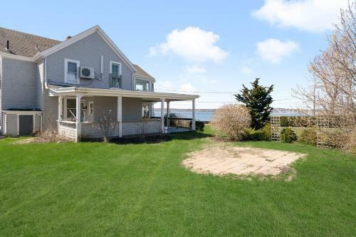 Spacious Coastal Tiverton Waterfront Getaway Cottage