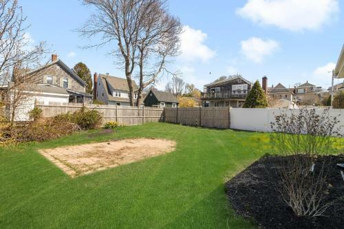 Spacious Coastal Tiverton Waterfront Getaway Cottage