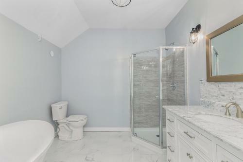 Spacious Coastal Tiverton Waterfront Getaway Cottage