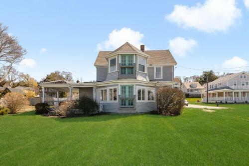 Spacious Coastal Tiverton Waterfront Getaway Cottage