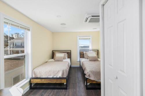 Spacious Coastal Tiverton Waterfront Getaway Cottage