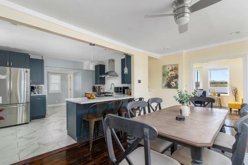 Spacious Coastal Tiverton Waterfront Getaway Cottage