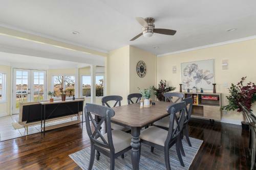 Spacious Coastal Tiverton Waterfront Getaway Cottage