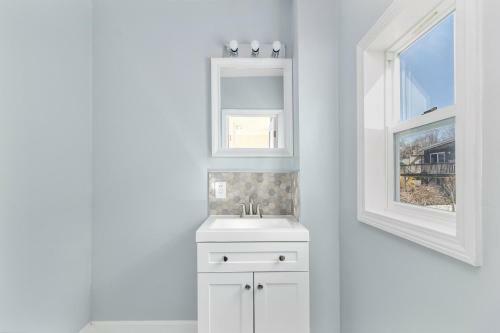 Spacious Coastal Tiverton Waterfront Getaway Cottage