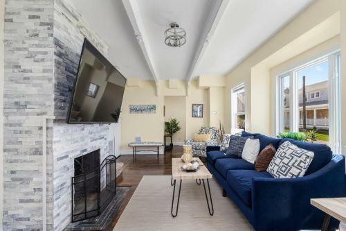 Spacious Coastal Tiverton Waterfront Getaway Cottage