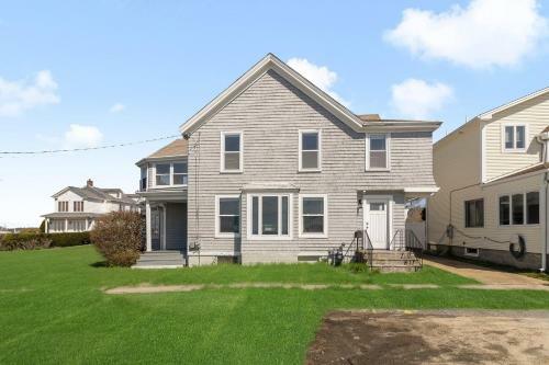 Spacious Coastal Tiverton Waterfront Getaway Cottage