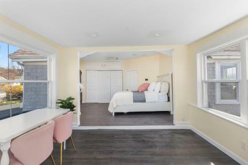 Spacious Coastal Tiverton Waterfront Getaway Cottage